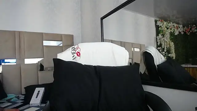 Queenjenn   online show from December 2024 02:11:02 PM