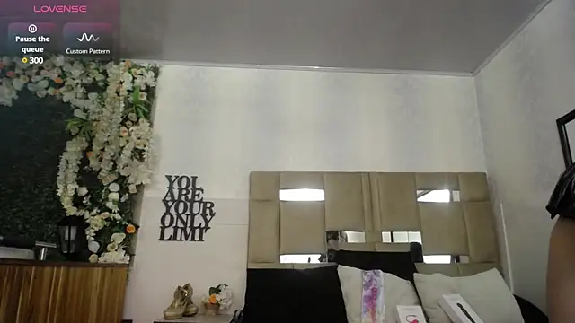 Queenjenn   online show from January 2025 03:19:01 PM