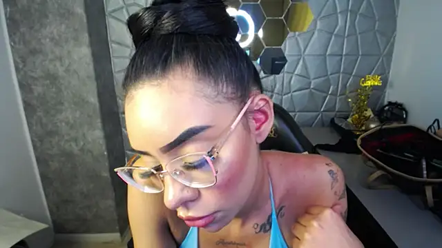 Snapshot of Tiffanny chatting on March 2025 03:35:01 PM Tiffanny online show from March 2025 03:35:01 PM