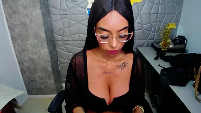 Snapshot of Tiffanny chatting on March 2025 03:49:01 PM Tiffanny online show from March 2025 03:49:01 PM