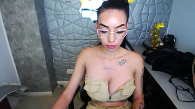 Snapshot of Tiffanny chatting on March 2025 06:41:02 PM Tiffanny online show from March 2025 06:41:02 PM