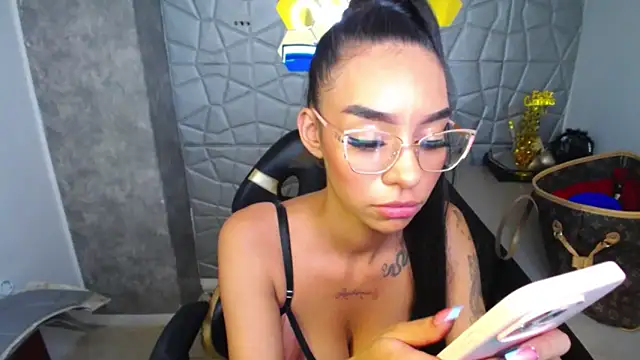Snapshot of Tiffanny chatting on March 2025 06:33:01 PM Tiffanny online show from March 2025 06:33:01 PM
