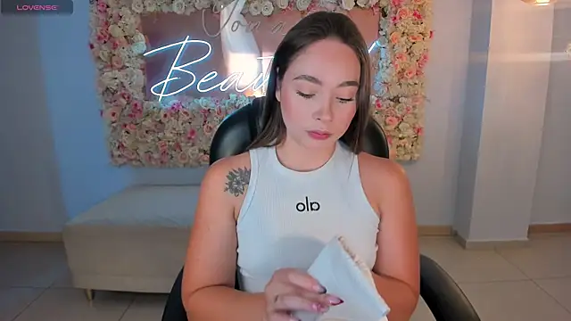 AlinaKravitz online show from April 2026 06:25:02 PM