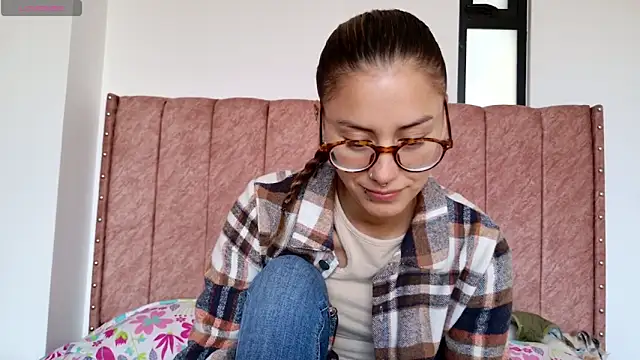 Snapshot of Emmy_petit chatting on May 2026 03:06:02 PM Emmy petit online show from May 2026 03:06:02 PM