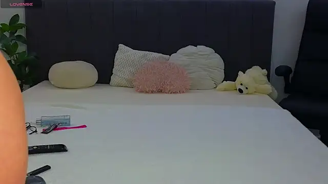 LauraMirage online show from November 2025 09:00:02 AM