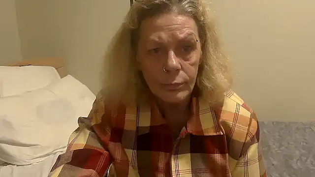 housewife shantie online show from October 2025 06:40:02 PM