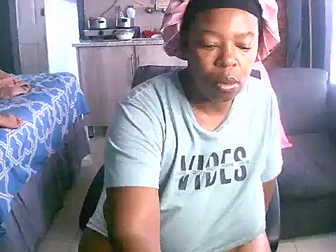 Snapshot of curvyloneah75 chatting on December 2024 06:28:01 AM curvyloneah75 online show from December 2024 06:28:01 AM