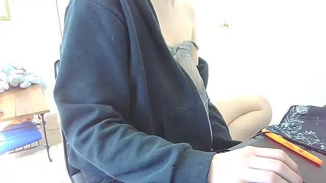 Snapshot of livcutebaby chatting on December 2024 07:07:02 PM livcutebaby online show from December 2024 07:07:02 PM