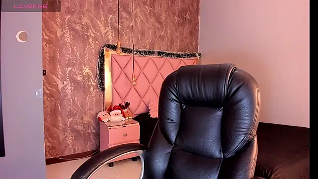 SKYLERWHIITEE online show from December 2024 03:18:02 AM