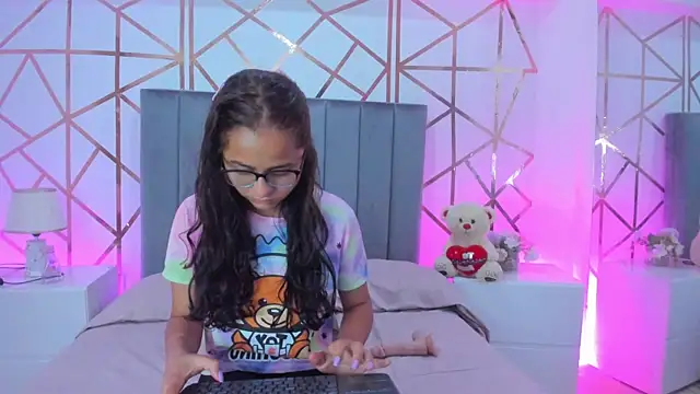 Snapshot of Giselle_Roldan chatting on January 2025 03:02:01 PM Giselle Roldan online show from January 2025 03:02:01 PM