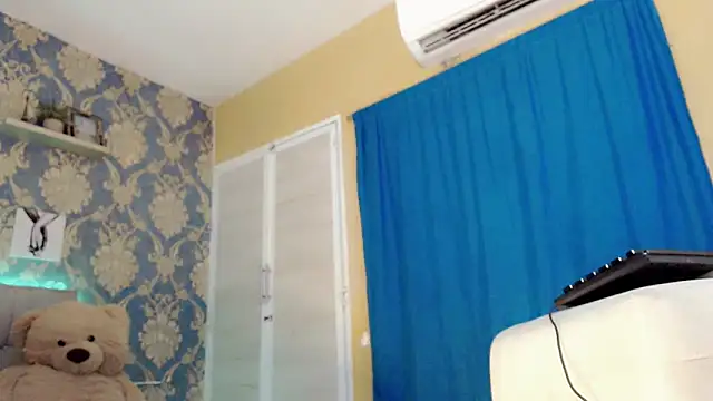 nicoledollts online show from November 2025 04:04:01 AM