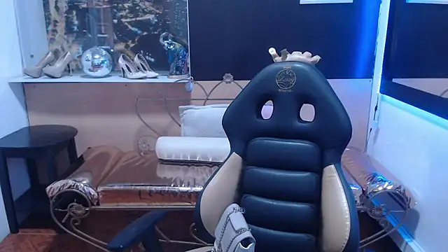 Lili Gomez  online show from October 2025 01:45:02 PM