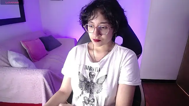 Lili Gomez  online show from November 2025 02:43:02 PM