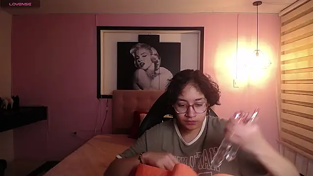 Lili Gomez  online show from November 2025 01:44:02 PM