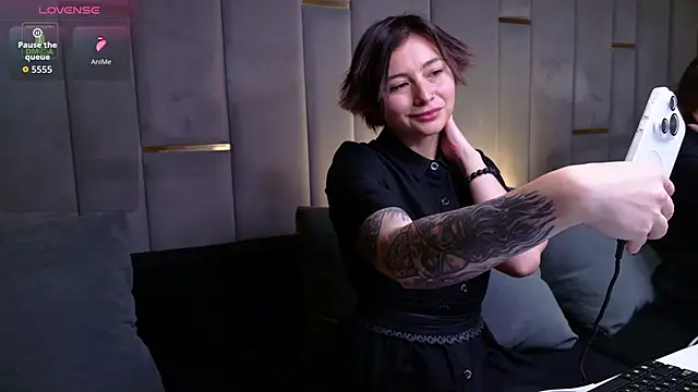 Ishtar Divine online show from November 2025 10:38:02 AM