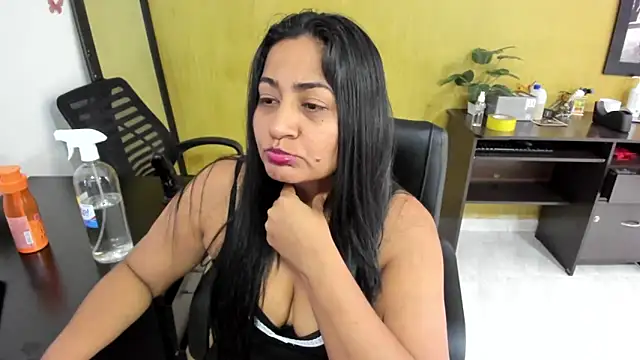 Snapshot of Adele_Sweett chatting on January 2025 08:00:01 PM Adele Sweett online show from January 2025 08:00:01 PM