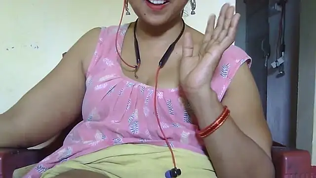 Snapshot of Suhana-sapna chatting on September 2025 06:47:02 AM Suhana-sapna online show from September 2025 06:47:02 AM
