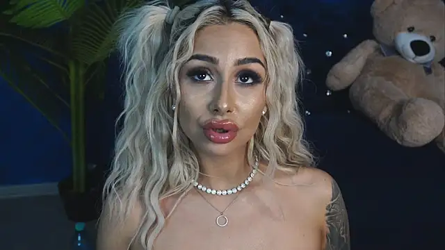 Snapshot of GoldenAmber chatting on January 2025 09:01:01 AM GoldenAmber online show from January 2025 09:01:01 AM