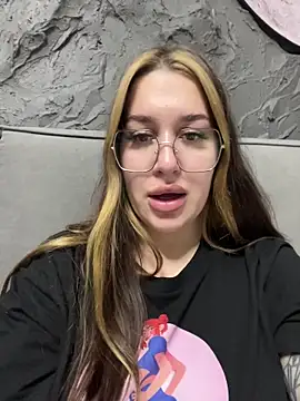 VikiDemi online show from November 2025 03:56:01 PM