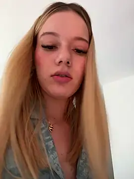 Snapshot of NicoleCut chatting on February 2025 02:00:01 PM NicoleCut online show from February 2025 02:00:01 PM