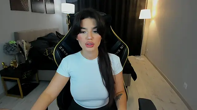 Snapshot of AlluringAriel chatting on September 2025 07:26:01 PM AlluringAriel online show from September 2025 07:26:01 PM