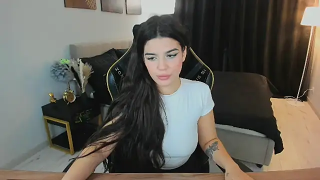 Snapshot of AlluringAriel chatting on October 2025 08:04:01 PM AlluringAriel online show from October 2025 08:04:01 PM