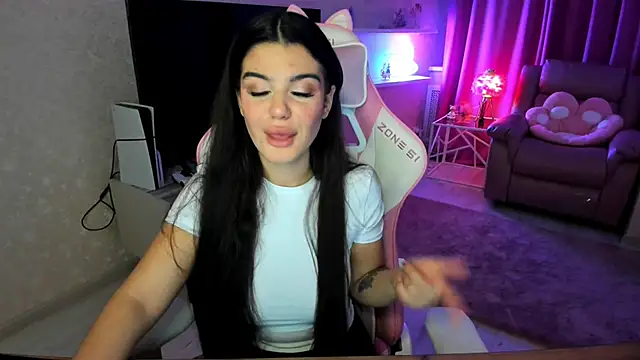 Snapshot of AlluringAriel chatting on October 2025 07:36:02 PM AlluringAriel online show from October 2025 07:36:02 PM