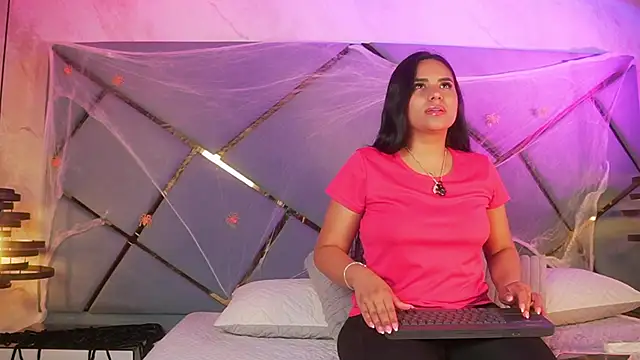 Snapshot of giorgia_13 chatting on October 2025 03:07:02 AM giorgia 13 online show from October 2025 03:07:02 AM