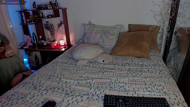 Snapshot of cuteweed420 chatting on October 2025 07:06:02 AM cuteweed420 online show from October 2025 07:06:02 AM