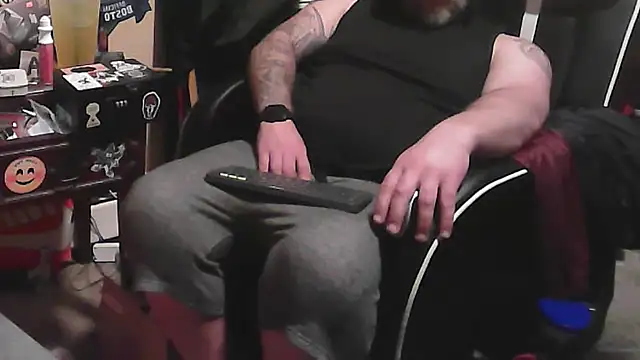 Snapshot of TwoFarty240 chatting on October 2025 12:11:01 AM TwoFarty240 online show from October 2025 12:11:01 AM