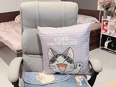 Snapshot of Eva-Public chatting on October 2025 08:13:01 AM Eva-Public online show from October 2025 08:13:01 AM