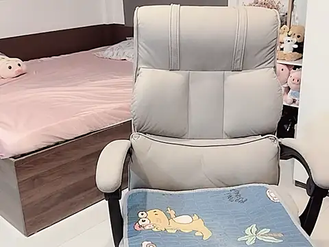 Snapshot of Eva-Public chatting on November 2025 07:10:02 AM Eva-Public online show from November 2025 07:10:02 AM