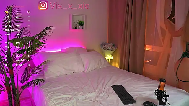 ViXXXiee online show from October 2025 07:00:01 PM