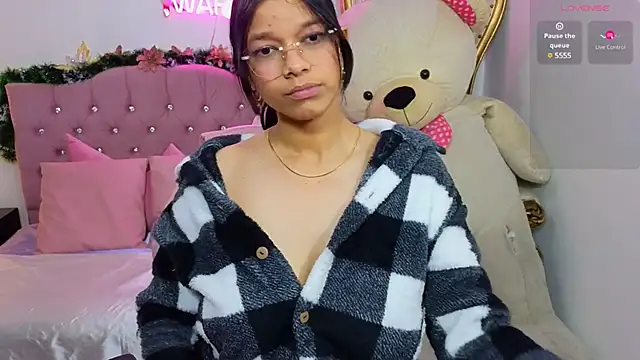 Snapshot of Emilly_tay chatting on January 2025 06:01:01 AM Emilly tay online show from January 2025 06:01:01 AM
