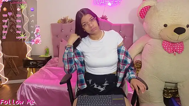 Snapshot of Emilly_tay chatting on January 2025 12:04:02 PM Emilly tay online show from January 2025 12:04:02 PM