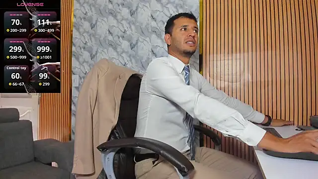 Hideintheoffice online show from November 2025 06:54:01 PM