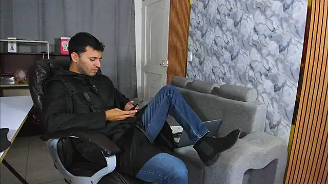 Hideintheoffice online show from February 2026 03:33:02 AM