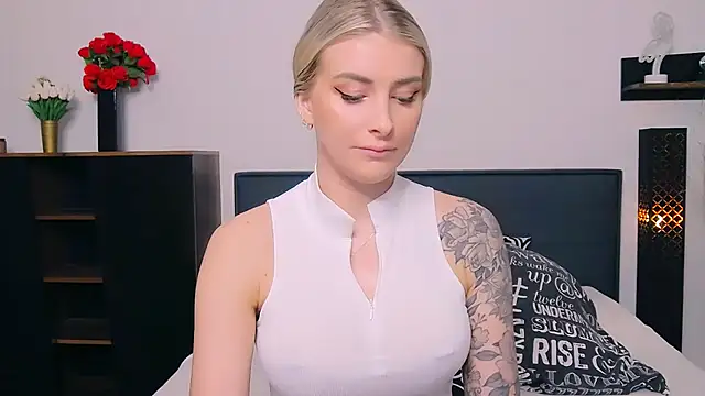 Lia Benini online show from February 2026 09:27:02 AM