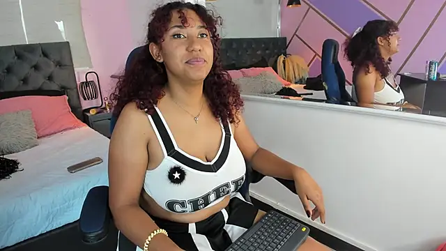 Snapshot of lauraltt chatting on January 2025 07:39:02 PM lauraltt online show from January 2025 07:39:02 PM