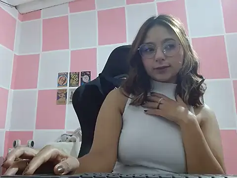 Snapshot of Paulina_mosh chatting on February 2025 12:40:01 PM Paulina mosh online show from February 2025 12:40:01 PM