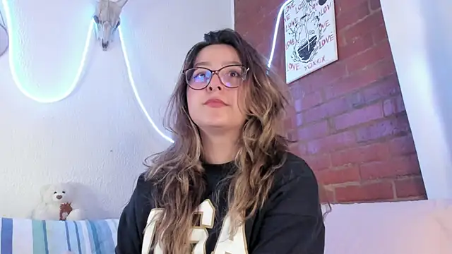 Hazelbrownn2000 online show from March 2025 04:35:02 PM