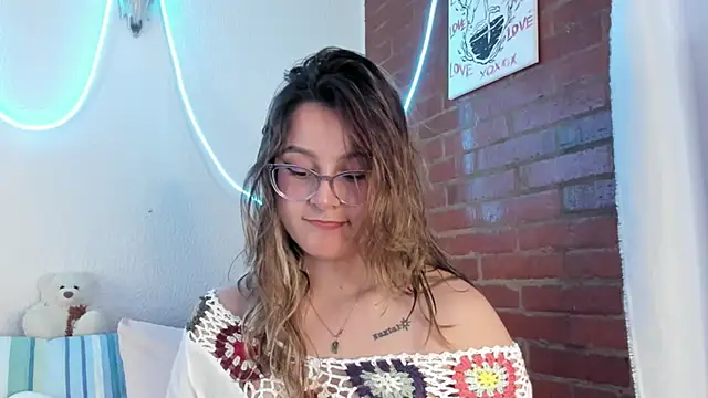 Hazelbrownn2000 online show from March 2025 05:28:02 PM