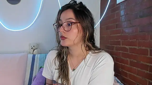 Hazelbrownn2000 online show from March 2025 05:27:01 PM
