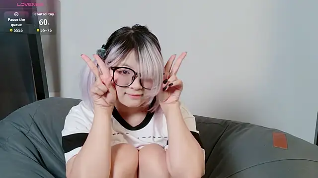 Yu UwU  online show from April 2026 02:36:01 PM