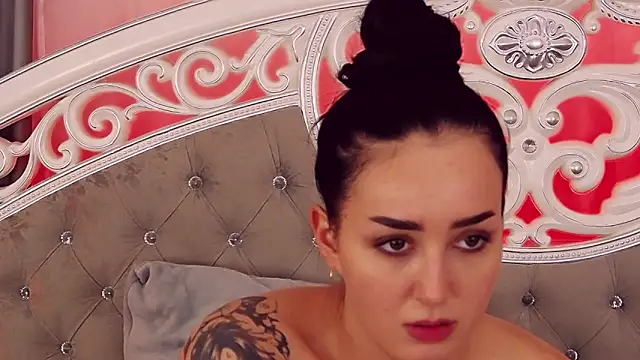 KimKhallifa online show from February 2025 01:27:01 PM