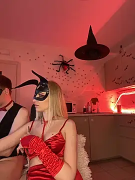 Snapshot of SOFYandMIKE chatting on October 2025 08:33:01 PM SOFYandMIKE online show from October 2025 08:33:01 PM