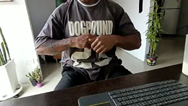 Adam Valenciia online show from December 2025 06:14:01 PM