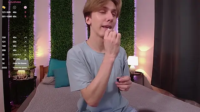 Snapshot of Adrian_Di chatting on March 2025 03:12:02 PM Adrian Di online show from March 2025 03:12:02 PM