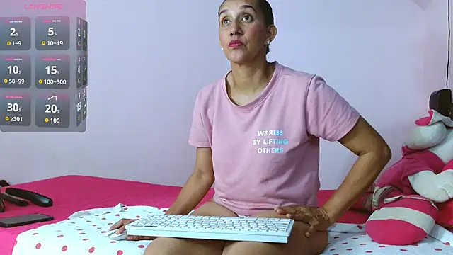 latinabueno41 online show from October 2025 12:44:02 AM