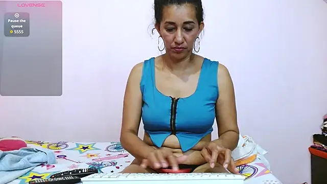 latinabueno41 online show from January 2026 12:25:01 AM